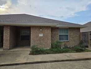 Building Photo - College Station - 3 Bedrooms / 3 bath Duplex on Oldenburg