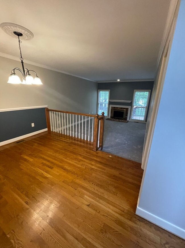 Building Photo - Large 2 Bedroom, 2.5 Bath Townhouse - Autu...