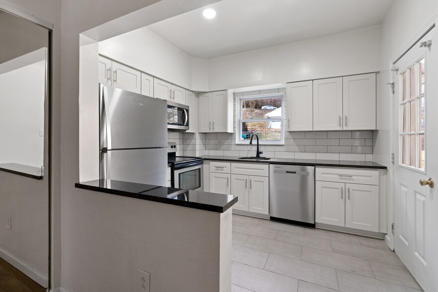 Building Photo - 306 7th Ave