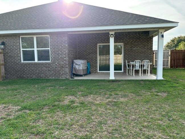 Building Photo - Charming 4 bedroom 3 bathroom in Yellow River Ranch