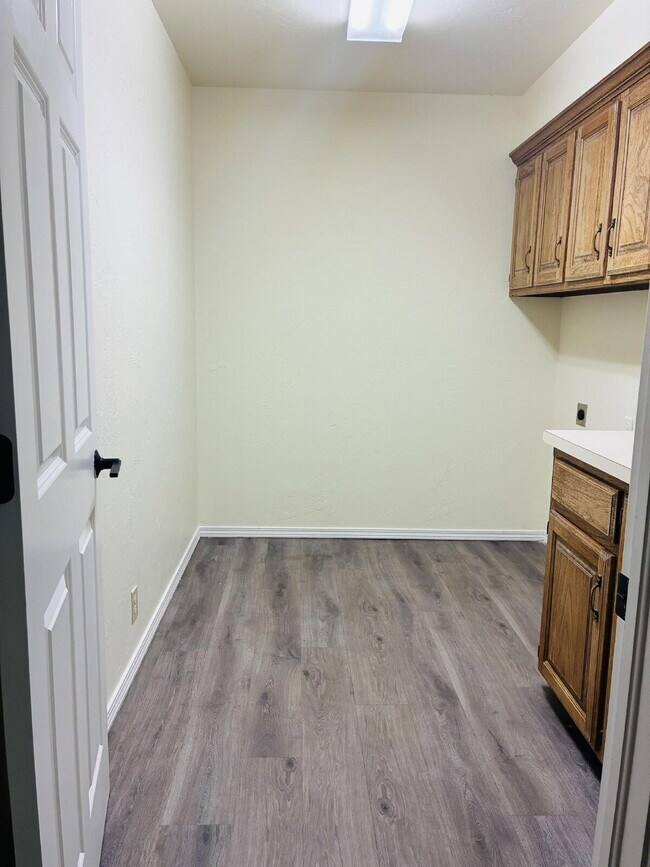 Building Photo - Beautiful Home in Westbury South Ready for Move-In!