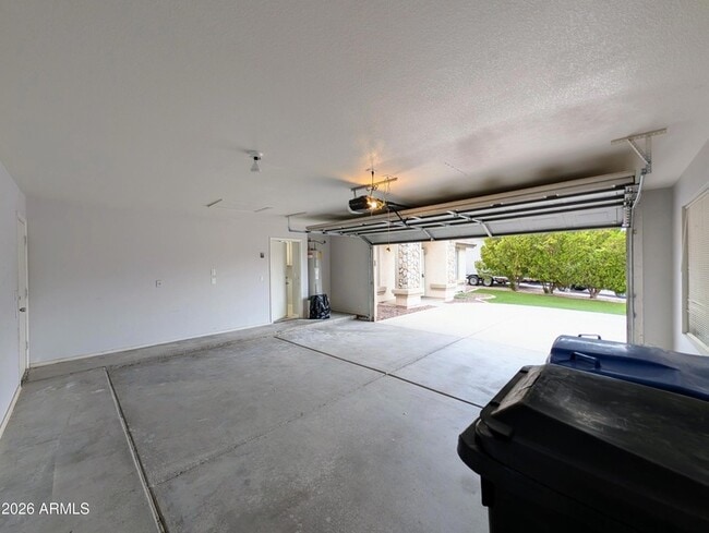 Building Photo - 15748 W Paradise Ln