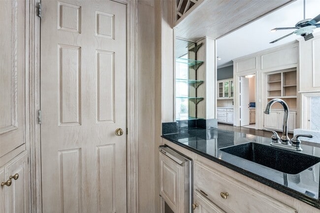 Building Photo - 5901 Glen Heather Dr