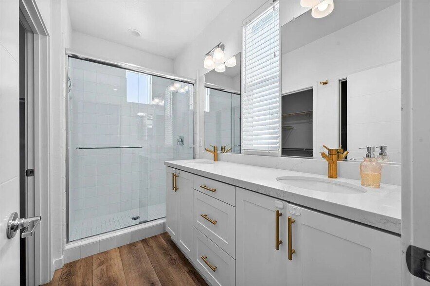 Bedroom 2 Ensuite - 322 Ford Rd