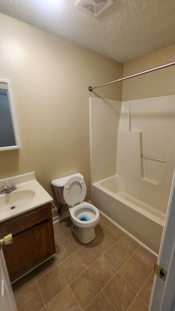 Building Photo - Stop Looking, Start Living!! Apply today