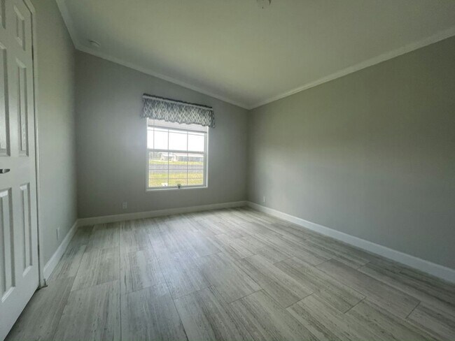 Building Photo - 10792 SW 30 Ave