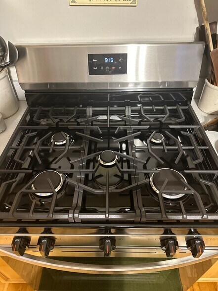 Brand new stove May 2024 - 131 Washington St