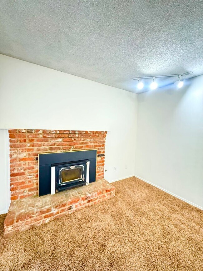 Building Photo - House for Rent!