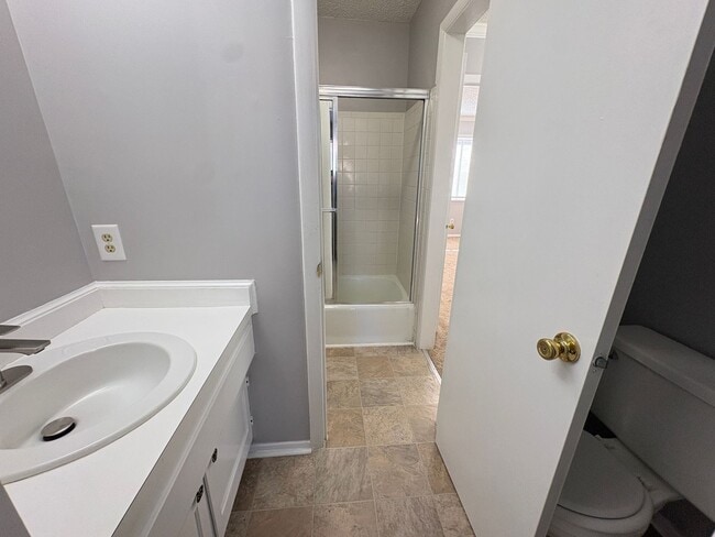 Building Photo - 3 Bedroom, 2.5 Bathroom Condo in High Point!