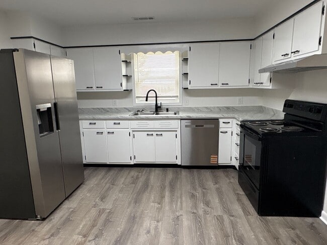 Building Photo - 400 W Market St