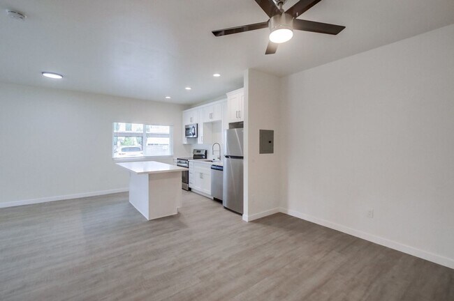 Building Photo - XL Studio - Newly renovated with large wal...