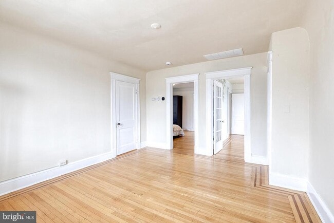 Building Photo - 401 E Lake Ave