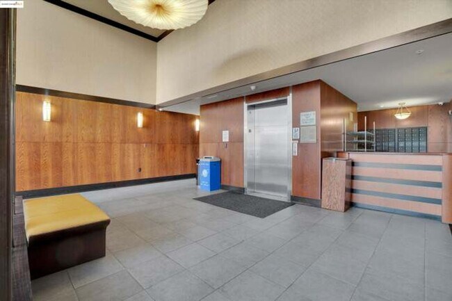 Building Photo - 423 7th St