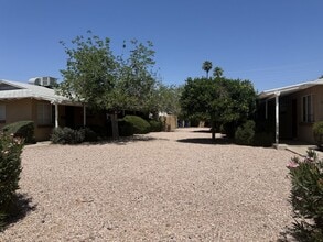 Building Photo - 2714 E Glenrosa Ave