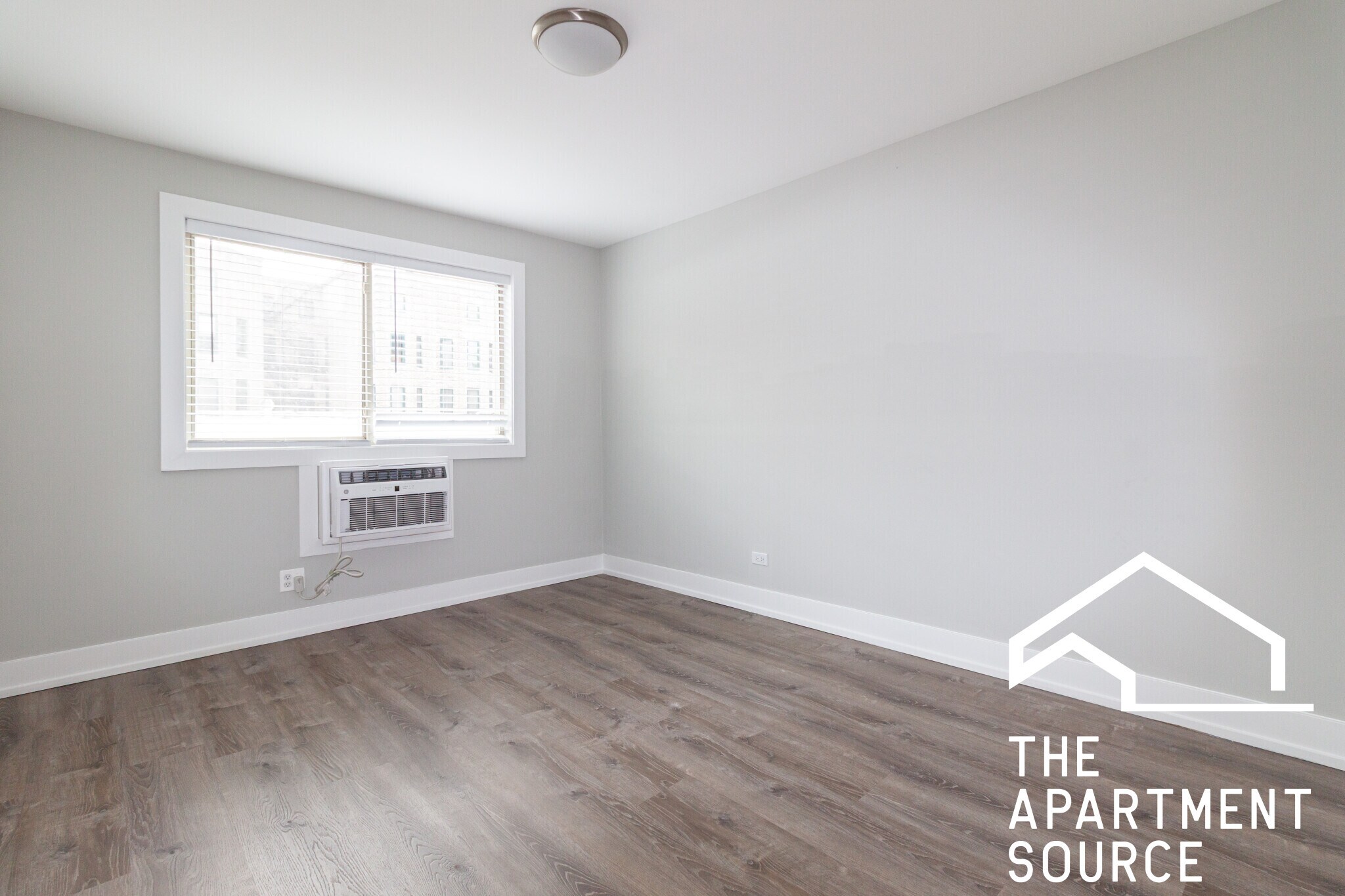 Building Photo - 529 W Surf St