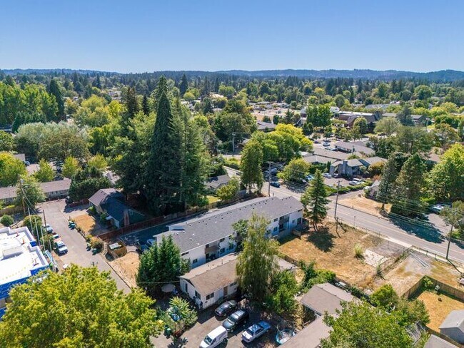 Building Photo - Recently remodeled 2 bedroom 1 bath unit! ...
