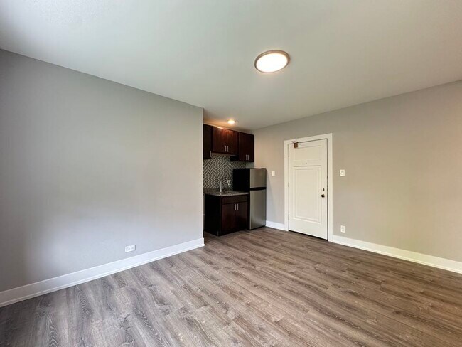 Building Photo - 4551 N Damen Ave