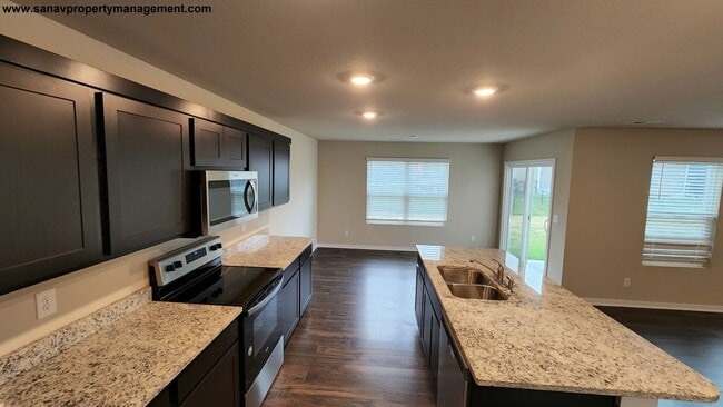 Building Photo - Spacious 4-Bed Single Family-Luxury Living...
