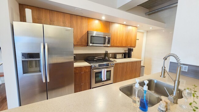 Building Photo - Incredible Top-Floor 1BR with Skyline View...