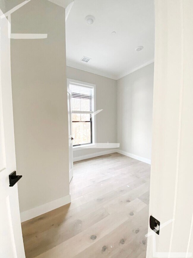 Building Photo - Renovated 3 bed and 2 bath with in unit la...