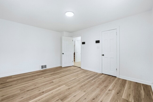 Building Photo - Spacious 4 Bedroom House with New Updates