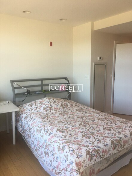 Building Photo - 601 Albany St