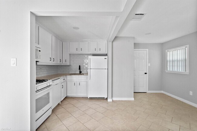 Building Photo - 1 br, 1 bath Duplex - 230 West 27th Street 2