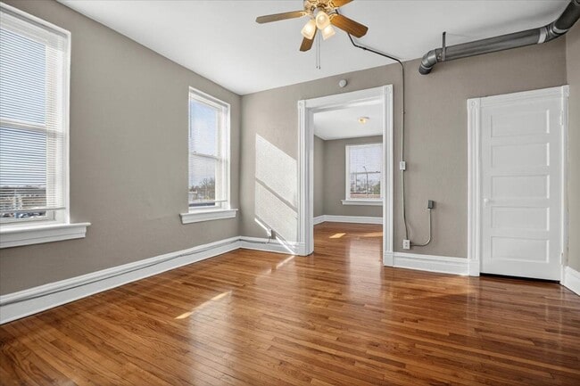 Building Photo - South Side Star