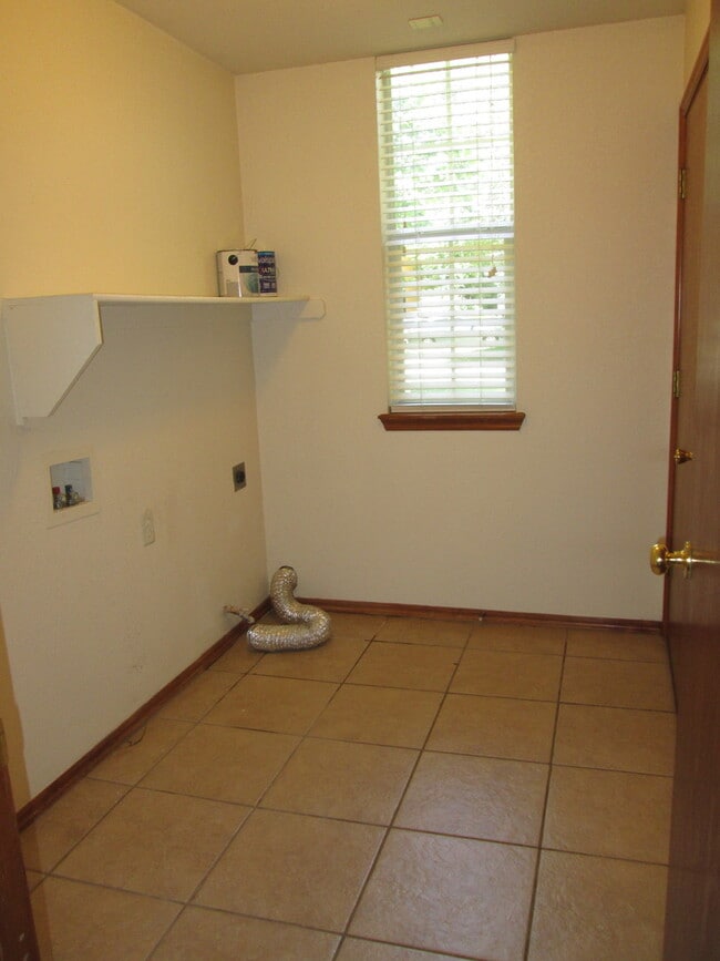 Building Photo - PRELEASING - July 2026 - (3) Bed/(2) Bath ...