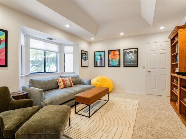 Building Photo - 271 Twin Ridge Dr