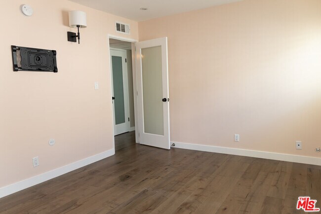 Building Photo - 970 Palm Ave