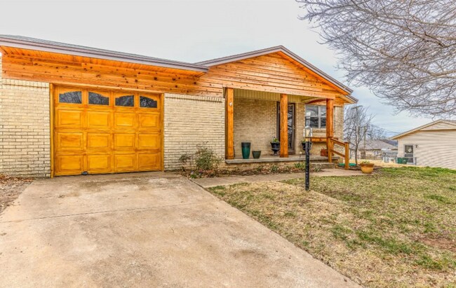 Building Photo - 3 Bed 1.5 Bath in Sand Springs!