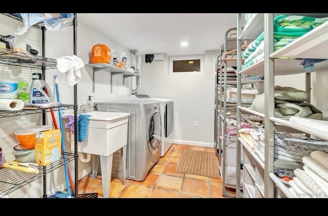 Building Photo - 143 Hallock St