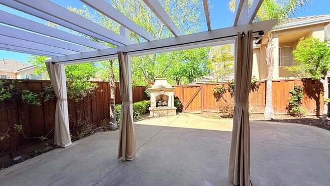 Building Photo - Gorgeous Two (2) Suites--- Executive Style 2BD/2.5BA + Loft, Two-Story TH at The Lake at Canyon L...