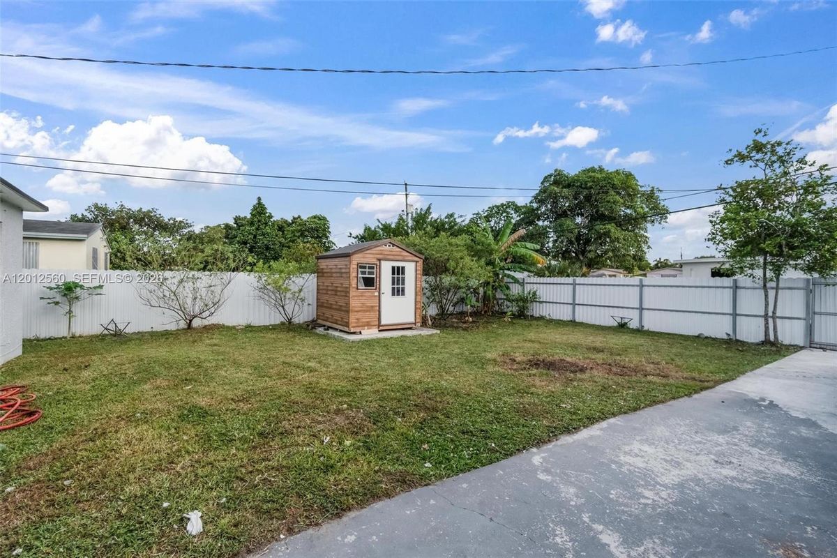 Building Photo - 4520 SW 25th St