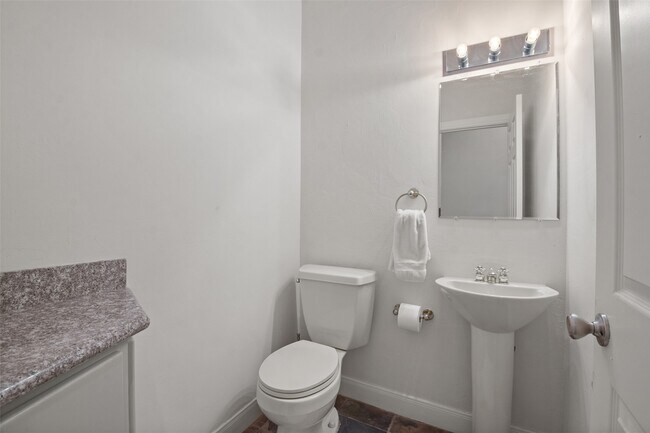 Building Photo - 5 Oak Crest Cir