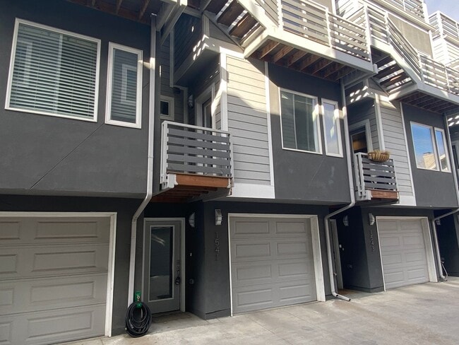 Building Photo - Modern 2 bedroom Townhome with huge Rooftop deck!!!