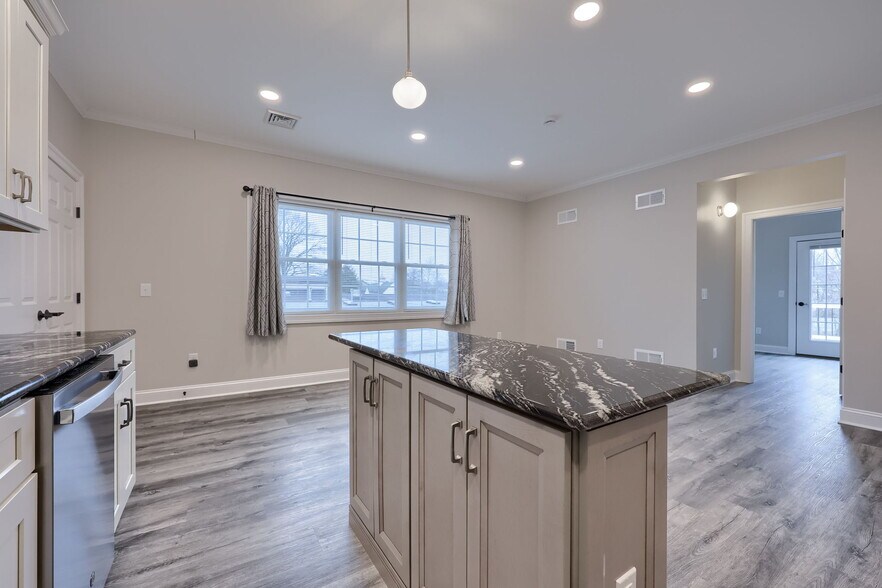 Building Photo - 231 E Main St