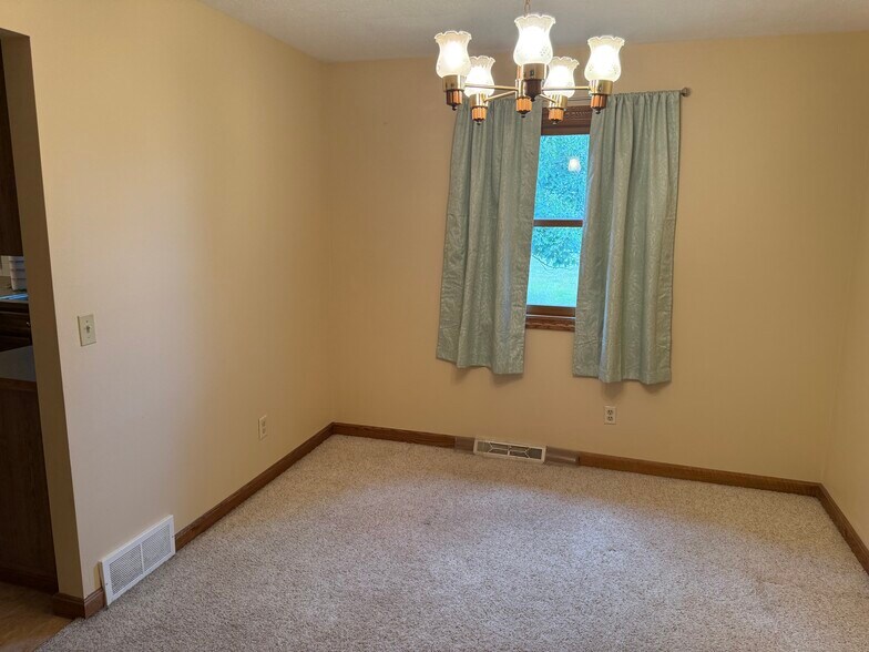Building Photo - 4669 Pinehurst Dr