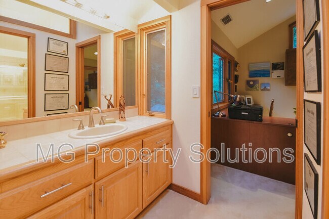 Building Photo - 7079 Lucas Valley Rd