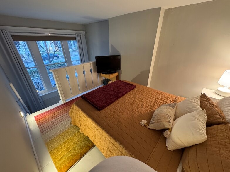 Bedroom 2 Loft - 1843 W Grace St