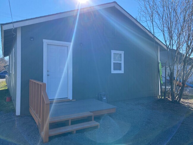 Building Photo - Renovated 2bdrm, 1 bath house