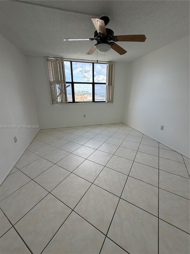 Building Photo - 20100 W Country Club Dr