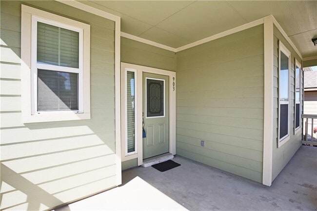 Building Photo - 903 Alamo Plaza Dr