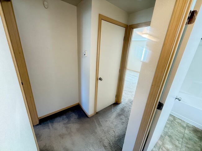 Building Photo - Updated 3 bedroom 2 bath house in Eugene!