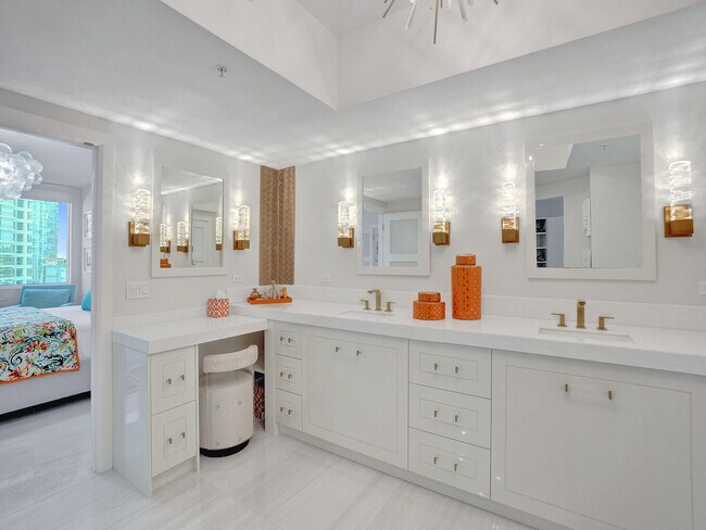 Building Photo - 411 N New River Dr E