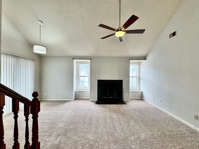 Building Photo - UPDATED with NEW Carpet & Fresh Paint! REA...