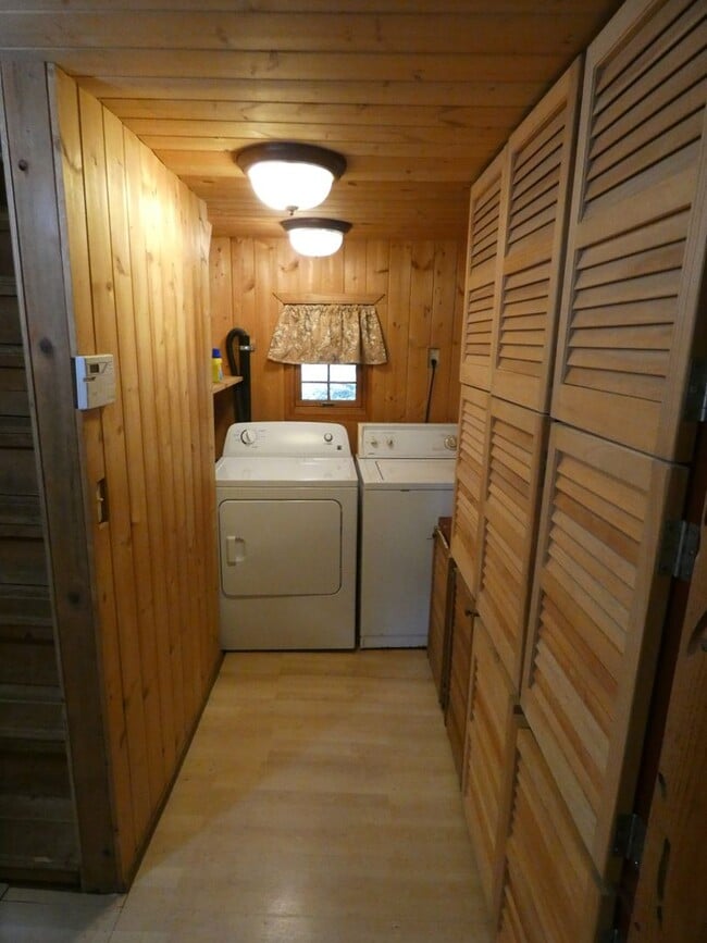 Building Photo - APPLICATION PENDING - **Charming Cabin**