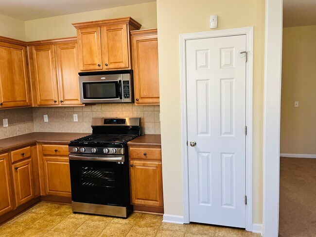 Building Photo - Wow! 3 bedroom 2.5 bathroom home in Newnan, 2100 plus sqft, 2 car garage, huge rooms, must see!