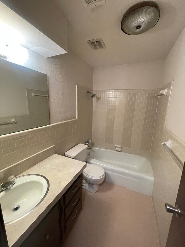 Building Photo - 1412 Rebecca Ln
